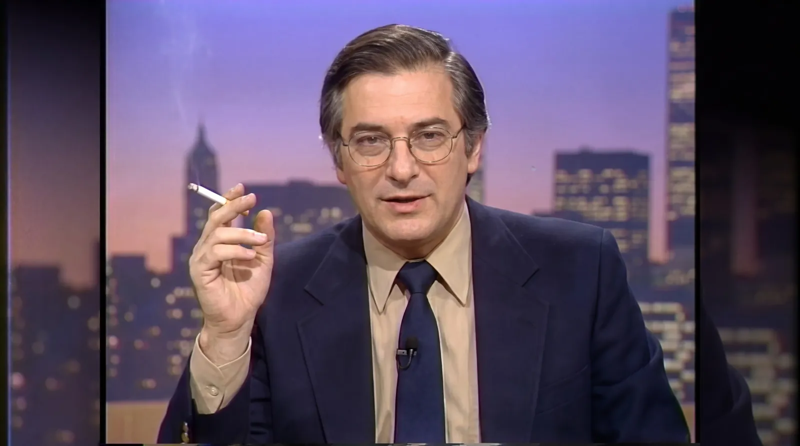 Bild mit Nano Banana Pro: TV-Moderator der 80er mit Goldrandbrille spricht vor einer Skyline in der Dämmerung in die Kamera